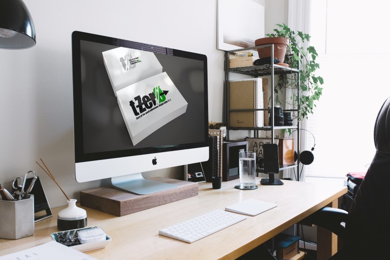 Image bureau avec écran ordinateur logo t-Zero
